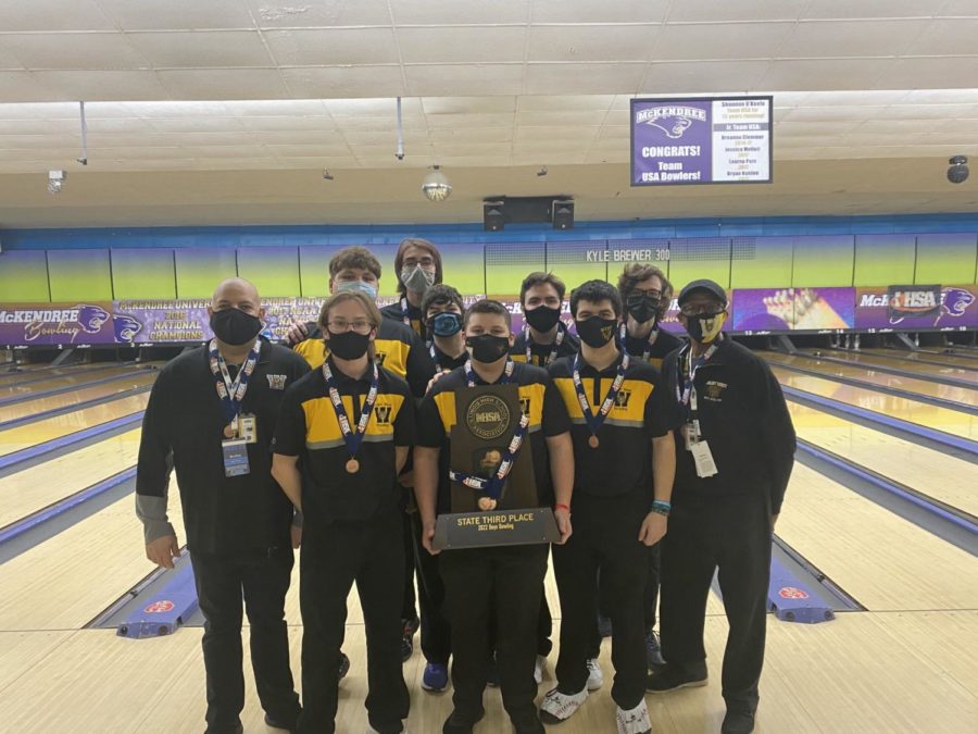 Boys+Bowling+team+pictured+with+their+third+place+IHSA+state+championship%0A%0Atrophy.+Photo+Courtesy+of+Mr.+Millsaps.